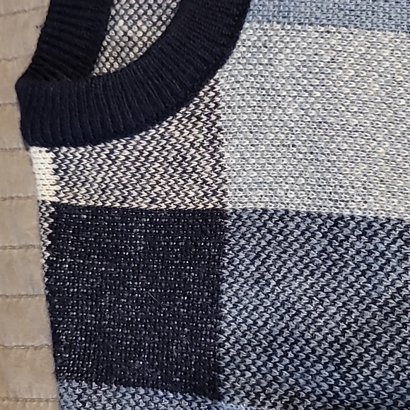 Womens blue Buffalo plaid sweater NWOT  size M - Picture 3 of 5